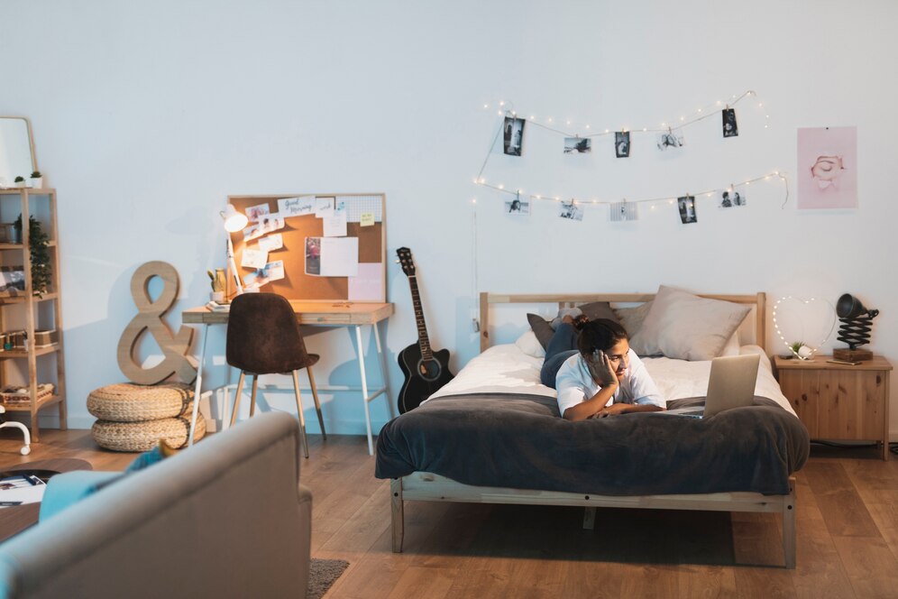 woman staying bed looking laptop